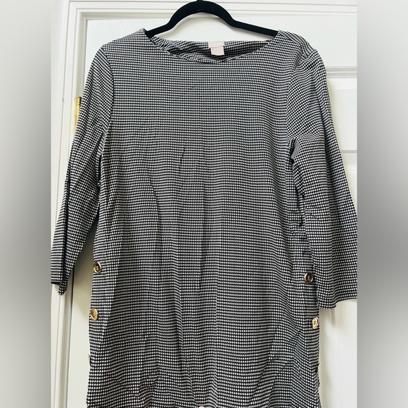 Chico's Tops - Beautiful Chico's size 1 black and white stretchy top with gold buttons on sides